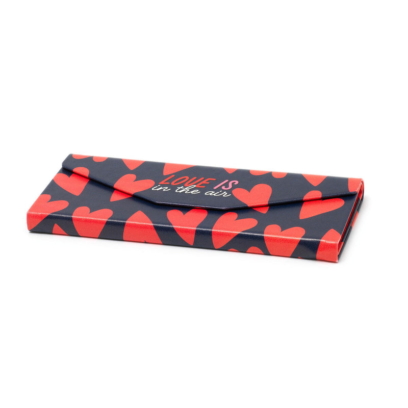 Funda de gafas plegable con corazones. Funda de gafas de color azul con corazones rojos y el texto "Love is in the air".