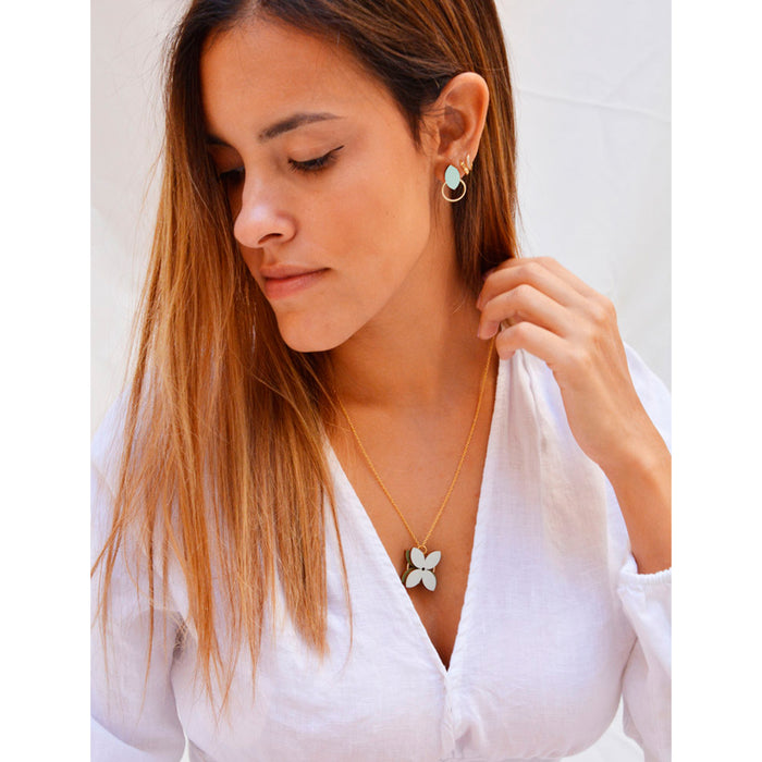 Pendientes de madera con forma de hoja de olivo en color grisc claro y aro plano dorado en la parte inferior.