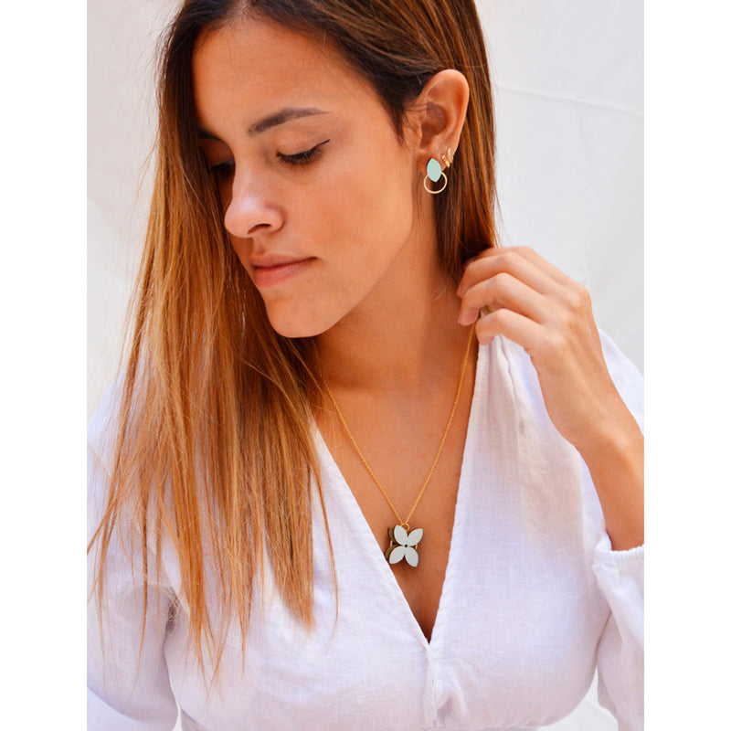 Pendientes de madera con forma de hoja de olivo en color grisc claro y aro plano dorado en la parte inferior.