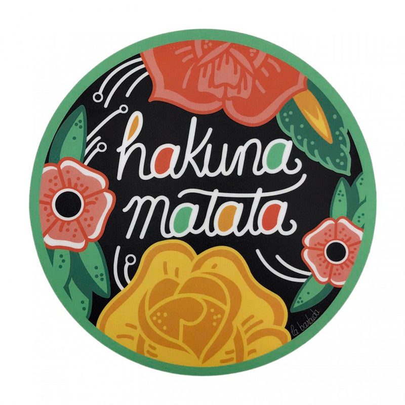 Alfombrilla de ratón redonda con fondo negro, borde verde y dibujo de flores y hojas y el texto "Hakuna Matata". Alfombrilla para ratón inspirada en El Rey León.