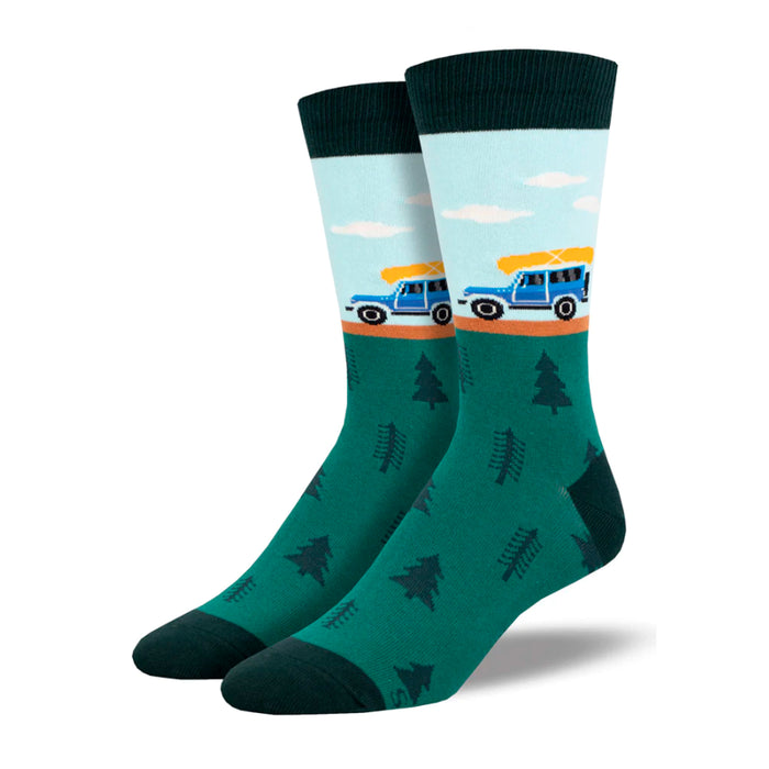 Calcetines de algodón con dibujo de bosque y todoterreno. Calcetines con ilustración en tonos verdes y azules con puntera, talón y remate en verde oscuro.