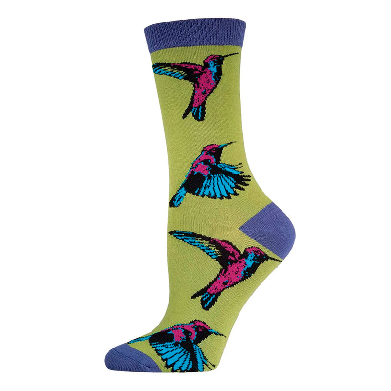 Calcetines de media caña de fondo verde lima estampado con colibríes en tonos azules y fucsia. Calcetines estampados con pájaros con puntera, remate y talón en color lila.