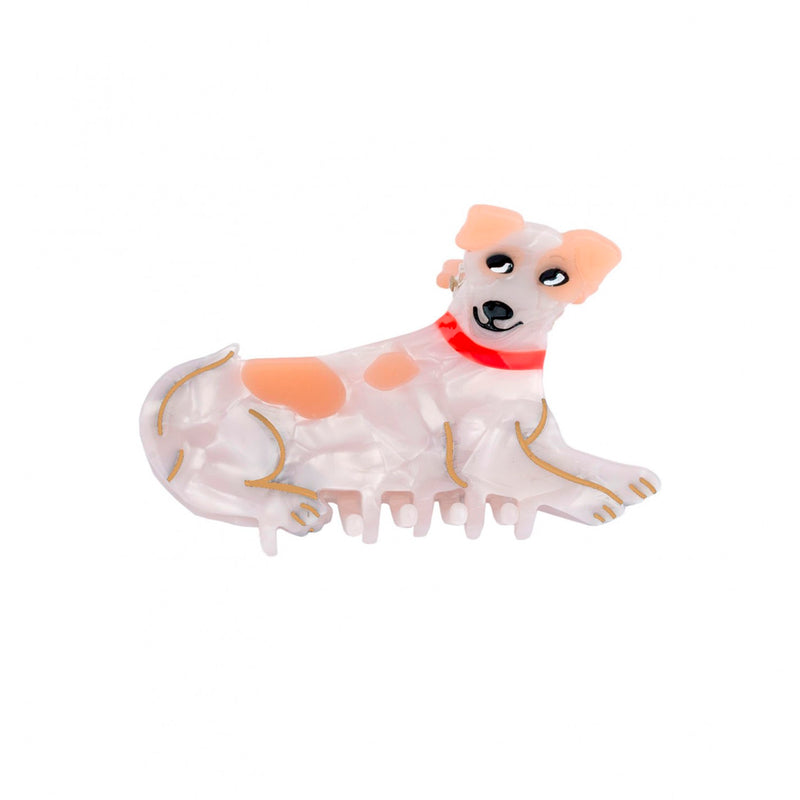 Pinza para el pelo de acetato de celulosa en tonos blancos y marrones con acabado carey en forma de perro jack russel tumbado con collar rojo.