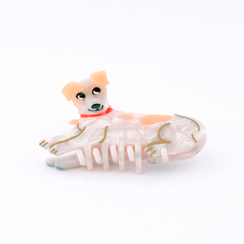 Pinza para el pelo de acetato de celulosa en tonos blancos y marrones con acabado carey en forma de perro jack russel tumbado con collar rojo.