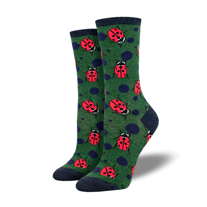 Calcetines verdes con dibujos de mariquitas. Calcetines de algodón de color verde con estampado de puntos negros y mariquitas rojas, con puntera, talón y remate en negro.