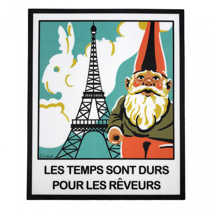 Alfombrilla de ratón rectangular con dibujo de gnomo de jardín ante la torre Eiffiel y una nube en forma de conejo dentro de un marco de foto tipo Polaroid. Alfombrilla para ratón inspirada en la película Amelie con el texto "Les temps sont durs pour les rêveurs".