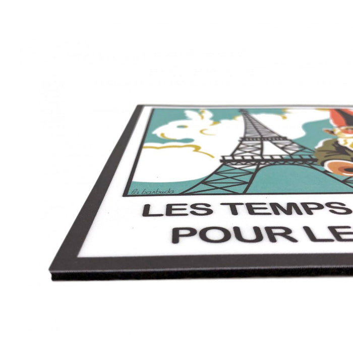 Alfombrilla de ratón rectangular con dibujo de gnomo de jardín ante la torre Eiffiel y una nube en forma de conejo dentro de un marco de foto tipo Polaroid. Alfombrilla para ratón inspirada en la película Amelie con el texto "Les temps sont durs pour les rêveurs".