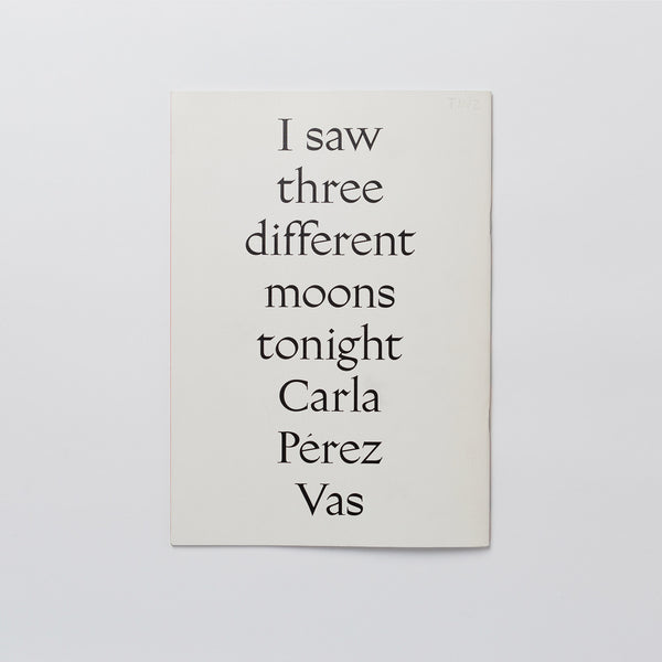 Libro - "I saw three different moons tonight" de Carla Pérez Vas