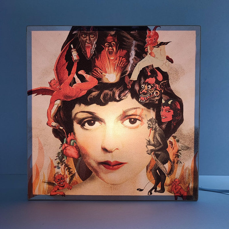Caja de luz de madera y papel con la imagen de un rostro femenino rodeado de llamas y demonios. Caja de luz hecha de forma manual con imagen de rostro de mujer vintage, demonios y llamas.