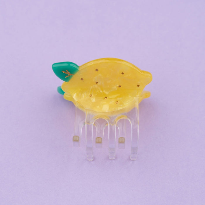 Pinza para el pelo original en forma de pequeño limón. Pinza para el pelo fabricada con acetato de celulosa reciclado y biodegradable. Complemento ecológico y original