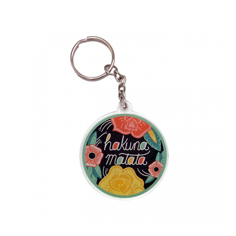 Llavero redondo con flores y la frase "hakuna matata".