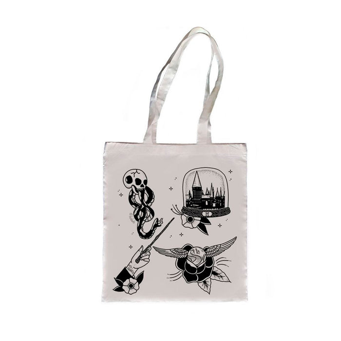 Tote bag inspirada en la saga Harry Potter. Bolsa de algodón con cuatro ilustraciones inspiradas en Harry Potter: una calavera con serpiente, un castillo, una mano con varia mágica y una rosa con pelota con alas.