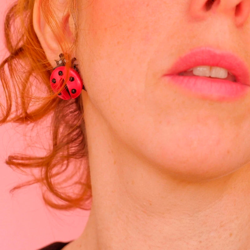 Pendientes de metacrilato en forma de mariquita.