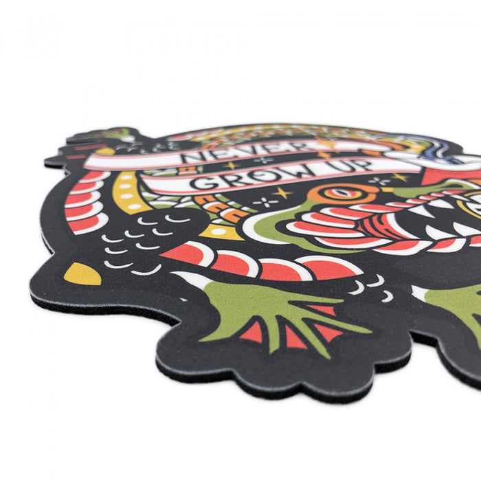 Alfombrilla de ratón con dibujo de cocodrilo con un reloj en la boca junto a un garfio y el texto "Never grow up". Alfombrilla para ratón inspirada en Peter Pan.