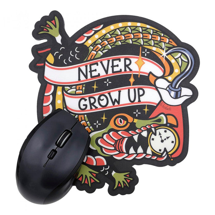 Alfombrilla de ratón con dibujo de cocodrilo con un reloj en la boca junto a un garfio y el texto "Never grow up". Alfombrilla para ratón inspirada en Peter Pan.