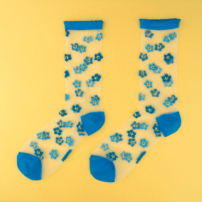 Calcetines de malla transparentes con dibujos de flores nomeolvides azules. Calcetines con estampado de flores nomeolvides con el remate, el talón y la punta en azul.