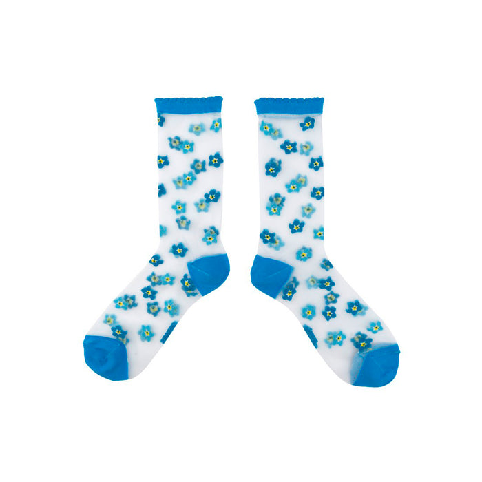 Calcetines de malla transparentes con dibujos de flores nomeolvides azules. Calcetines con estampado de flores nomeolvides con el remate, el talón y la punta en azul.