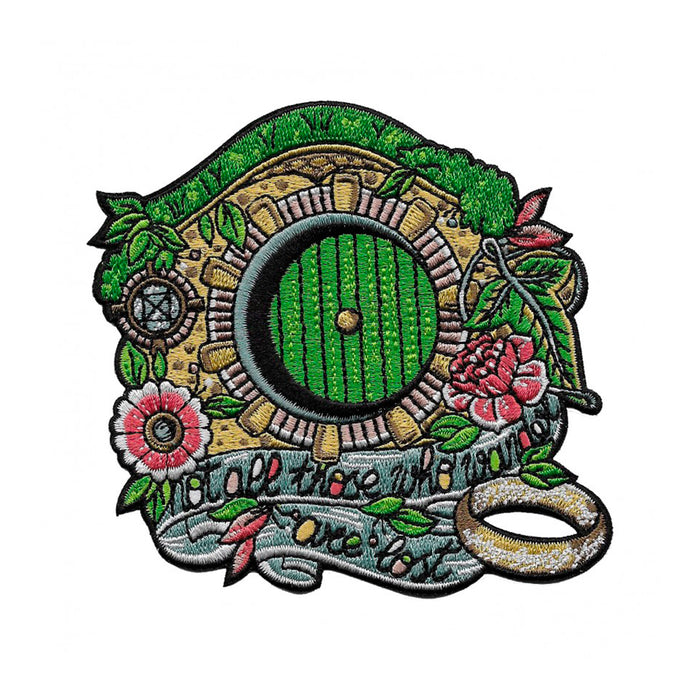 Parche bordado con la frase "Not all those who wander are lost" una puerta redonda verde rodeada de vegetación y un anillo dorado.