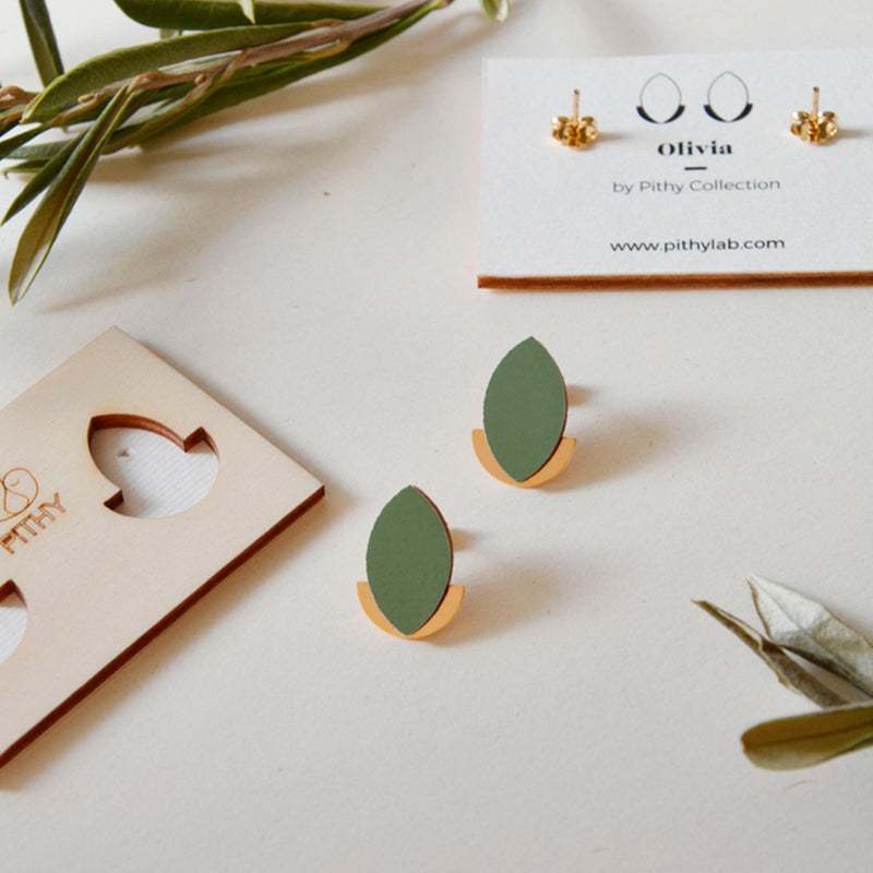 Pendientes de madera con forma de hoja de olivo en color verde oliva y semicírculo dorado en la parte inferior trasera.