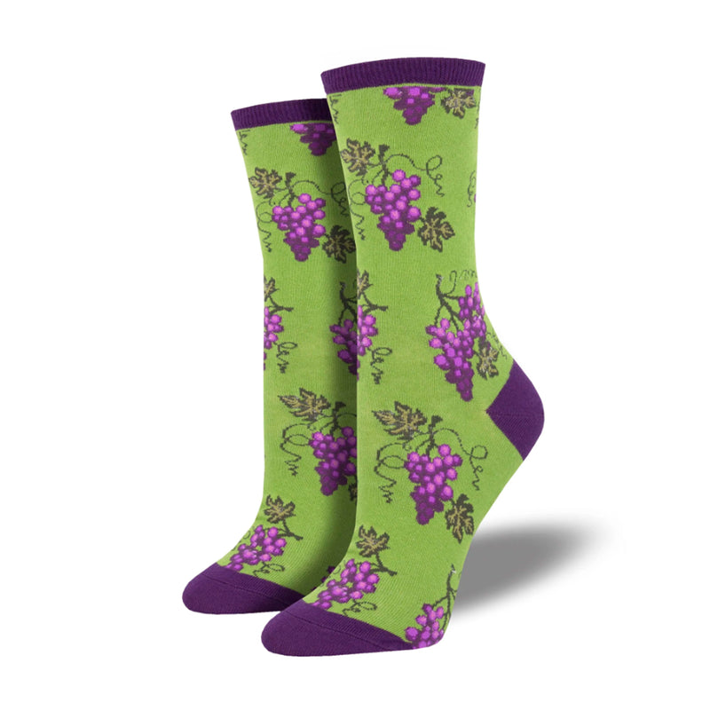Calcetines verdes con estampado de racimo de uvas moradas con el talón, puntera y goma en color morado.
