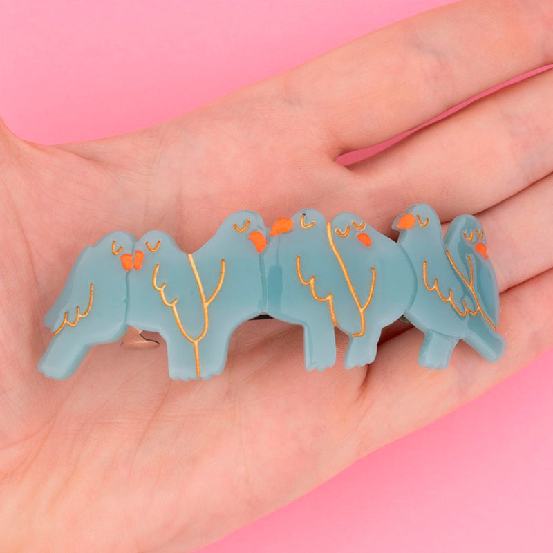 Pasador de pelo estilo barrette francés en forma de fila de pájaros azules con detalles dorados. Fabricado con acetato de celulosa reciclado.