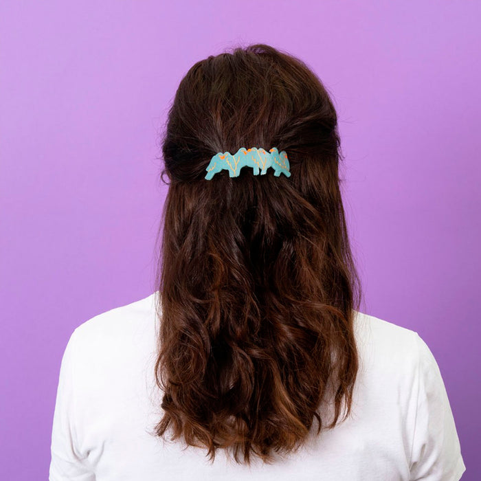 Pasador de pelo estilo barrette francés en forma de fila de pájaros azules con detalles dorados. Fabricado con acetato de celulosa reciclado.