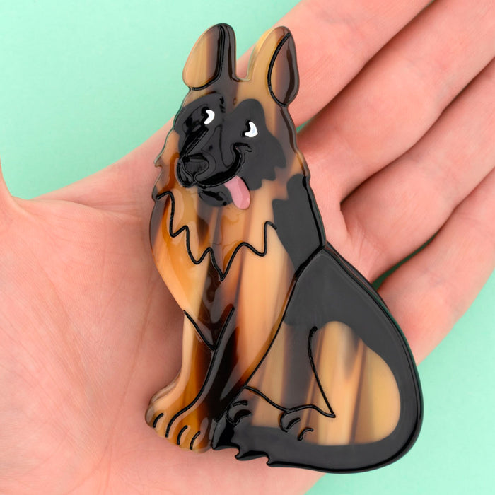 Pinza para el pelo en forma de pastor aleman sobre mano