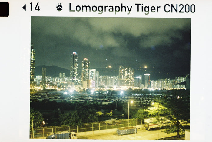 Fotografía de ciudad durante la noche tomada con la película fotográfica a color de formato 110 Lomography Color Tiger 200