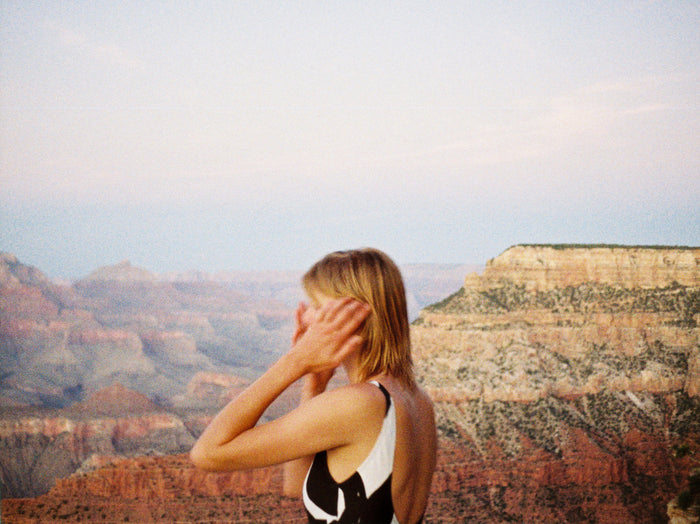 Fotografía de chica de perfil en paisaje desértico tomada con la película fotográfica de formato 110 a color Lomography Color Tiger 200