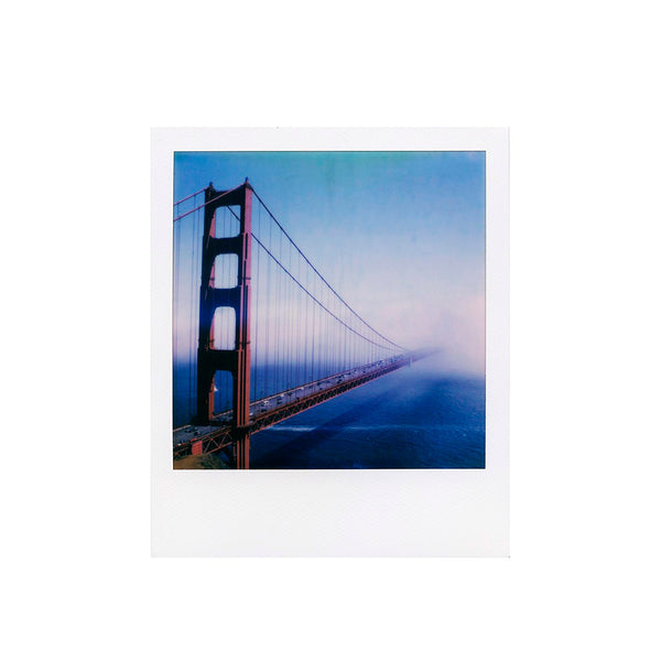 Fotografía polaroid a color i-type de un puente tipo San Francisco