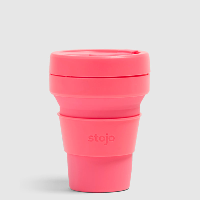 Taza plegable de silicona color rosa desplegada.