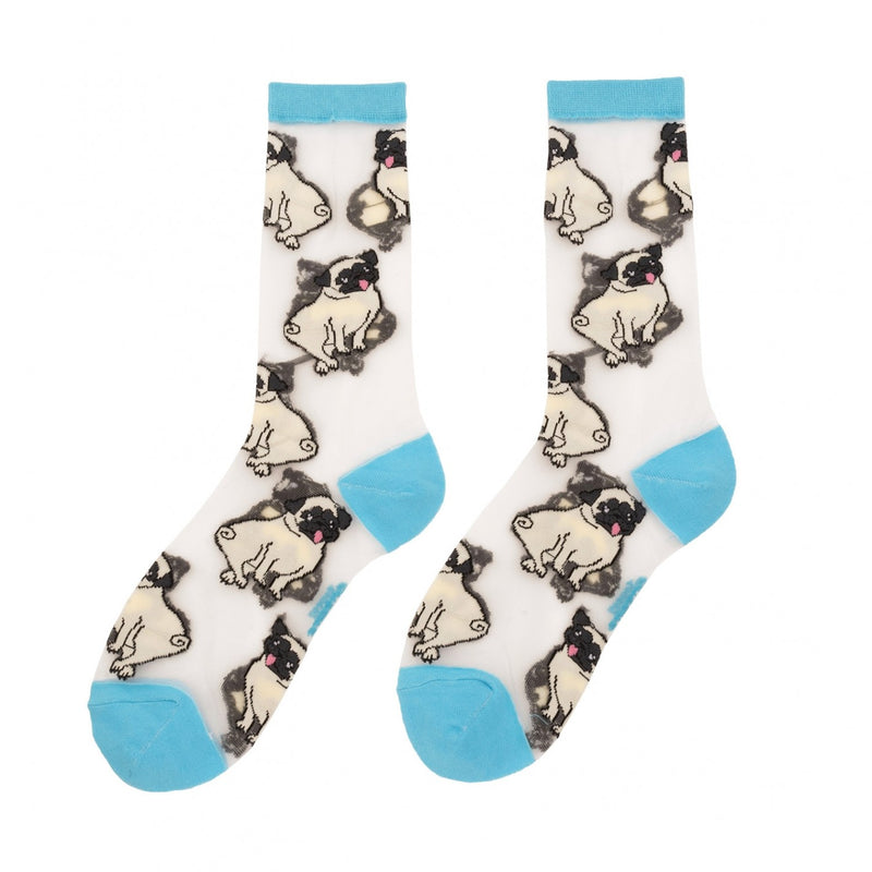 Calcetines de malla transparentes con dibujos de pugs. Calcetines con estampado de perros pug con el remate, el talón y la punta en azul turquesa.