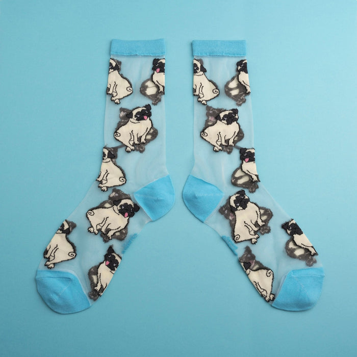 Calcetines de malla transparentes con dibujos de pugs. Calcetines con estampado de perros pug con el remate, el talón y la punta en azul turquesa.