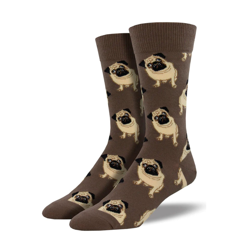Calcetines marrones con estampado de perros pug.