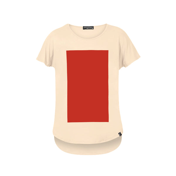 Camiseta color hueso con rectángulo color rojo en el centro.