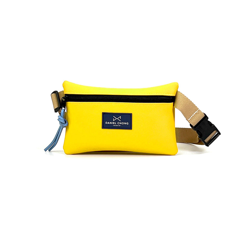 Riñonera impermeable Daniel Chong - Amarilla con correa beige y detalle azul