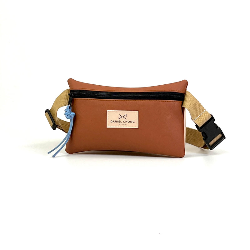 Riñonera impermeable Daniel Chong - Marrón con correa beige y detalle azul