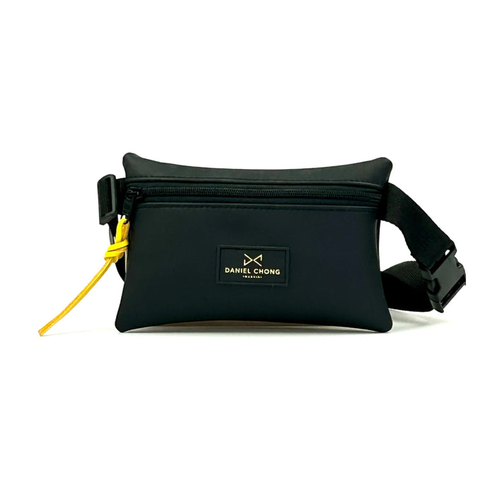 Riñonera impermeable Daniel Chong - Negra con correa negra y detalle amarillo