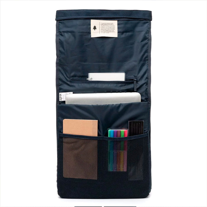 Mochila azul navy con banda reflectante de gran capacidad. Sistema de cierre mediante enrollado que permite pasar de 15 litros de capacidad a 19 litros de capacidad.