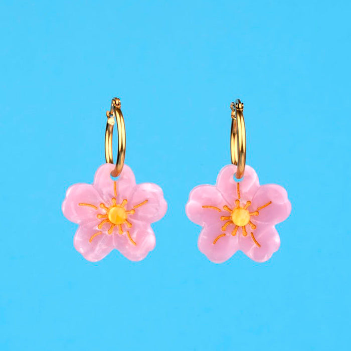 Pendientes de aro chapado en oro con flor de sakura en color rosa de acetato de papel reciclado.