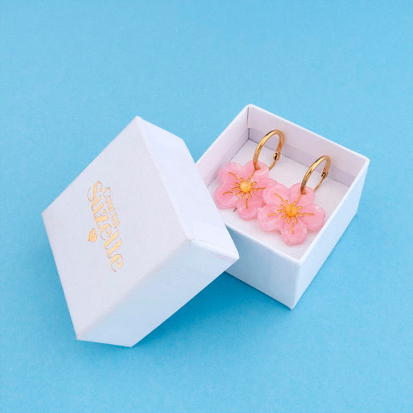 Pendientes de aro chapado en oro con flor de sakura en color rosa de acetato de papel reciclado.