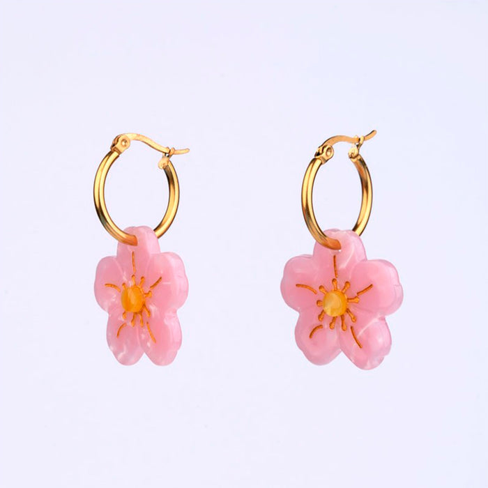 Pendientes de aro chapado en oro con flor de sakura en color rosa de acetato de papel reciclado.
