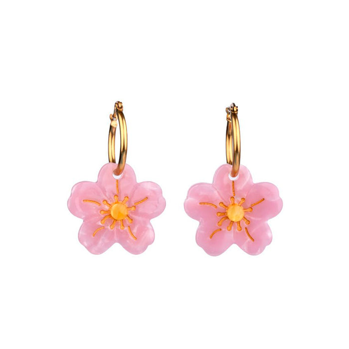 Pendientes de aro chapado en oro con flor de sakura en color rosa de acetato de papel reciclado.