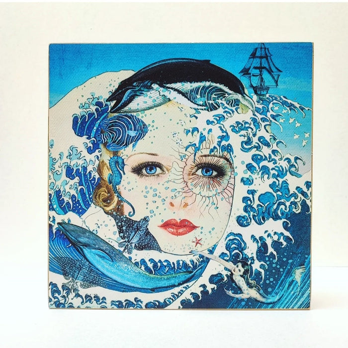 Caja de luz de madera y papel con la imagen de un rostro femenino rodeado de olas y animales marinos. Caja de luz hecha de forma manual con imagen de olas, ballenas, peces y mujer vintage.