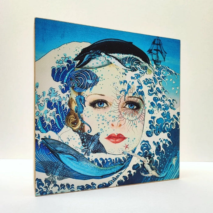 Caja de luz de madera y papel con la imagen de un rostro femenino rodeado de olas y animales marinos. Caja de luz hecha de forma manual con imagen de olas, ballenas, peces y mujer vintage.