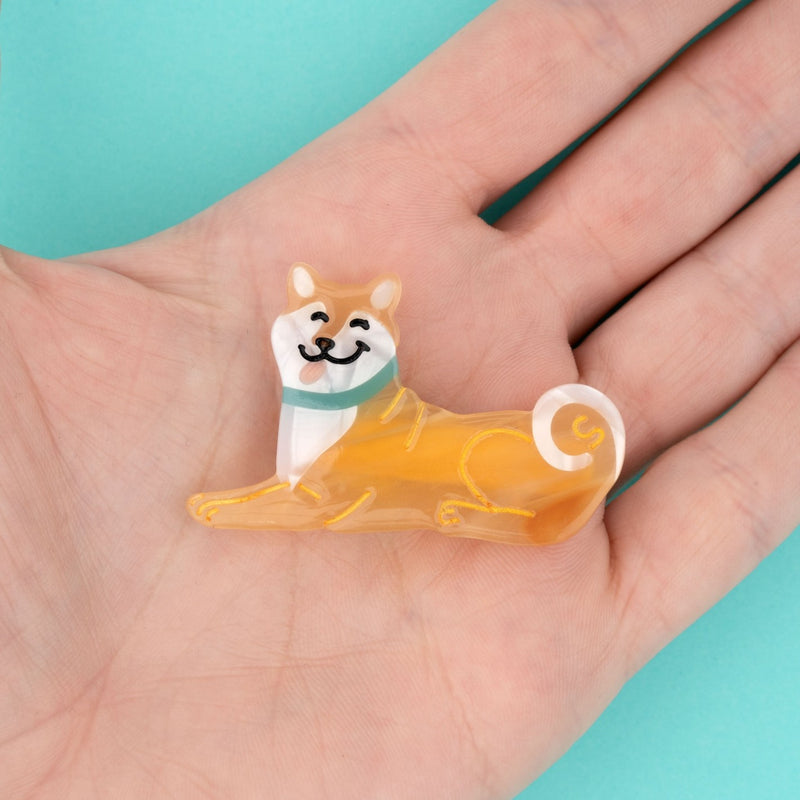 Pasador para el pelo en forma de perro shiba inu tumbado con collar azul