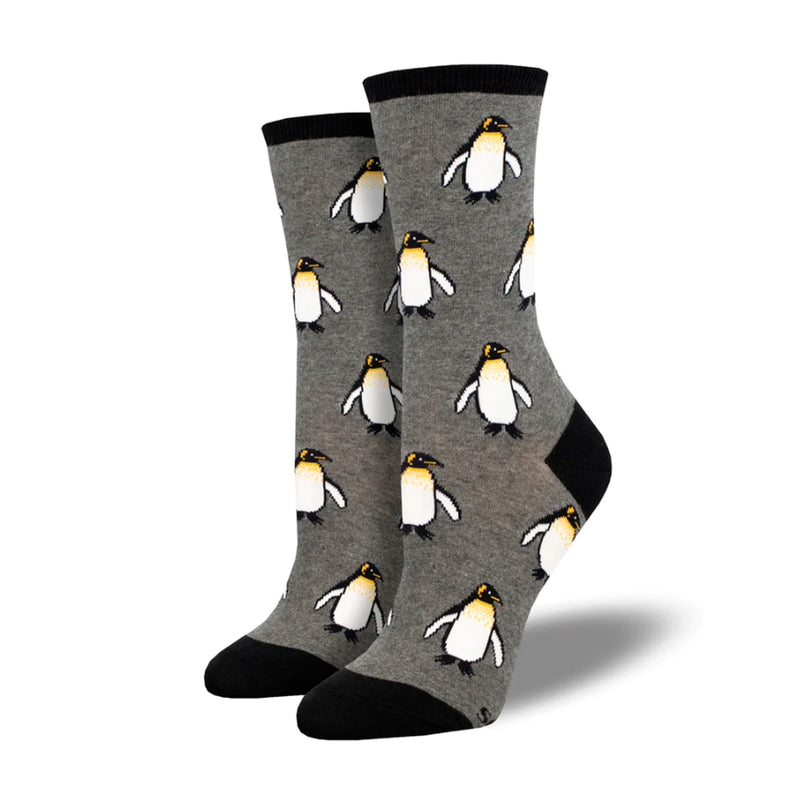Calcetines gris con estampado de pingüinos emperador y puntera, talón y goma en color negro.