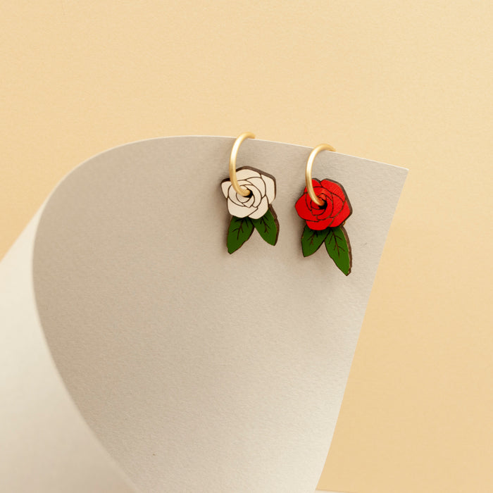 Pendientes de aro con charm de madera en forma de rosa roja, blanca y hojas verdes.