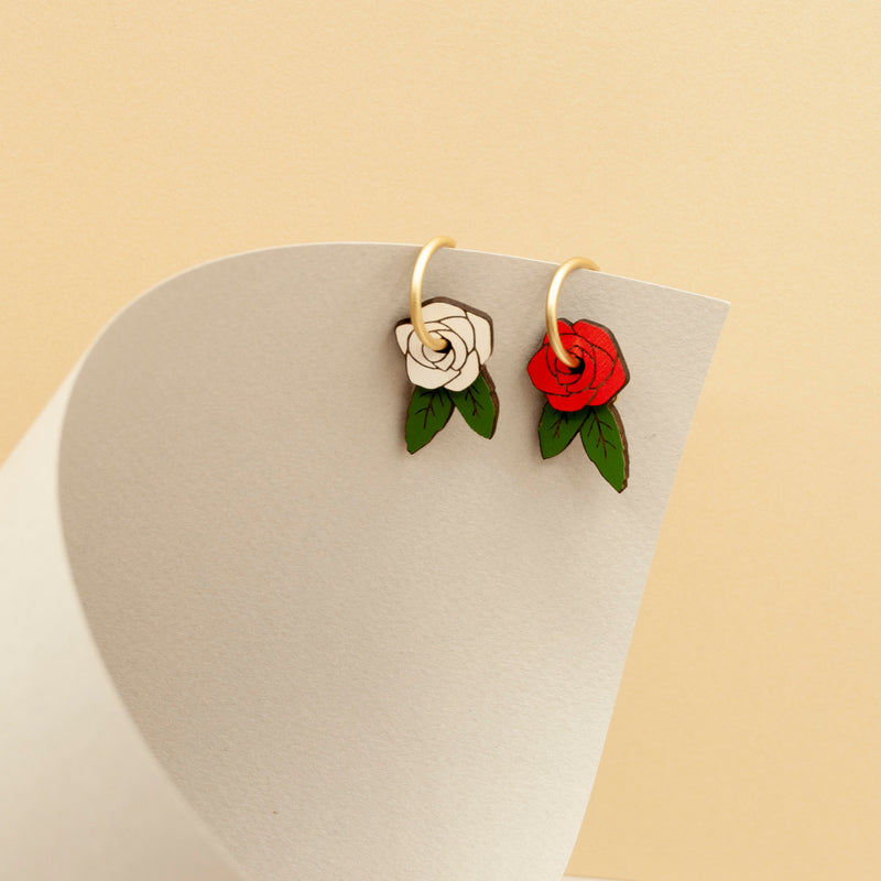 Pendientes de aro con charm de madera en forma de rosa roja, blanca y hojas verdes.