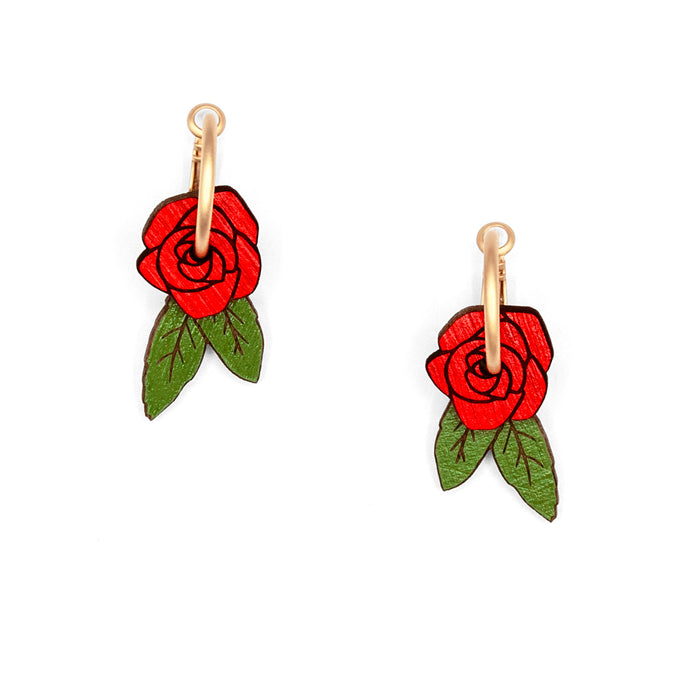 Pendientes de aro con charm de madera en forma de rosa roja y hojas verdes.